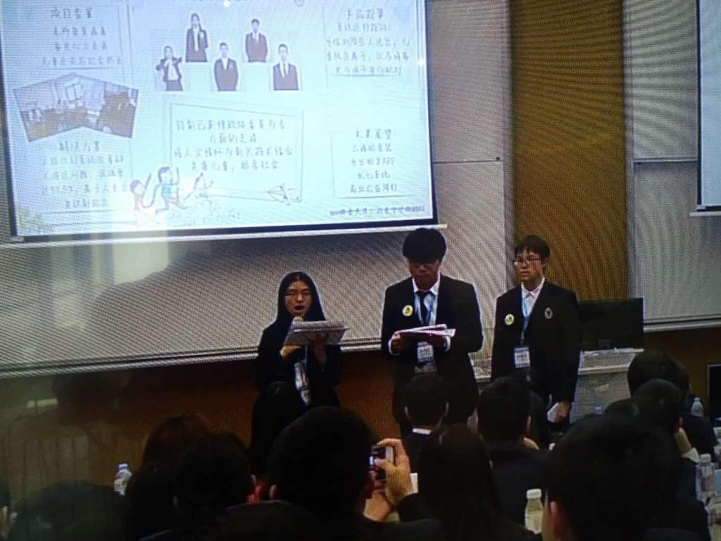 荣获特等奖的王慧、杨晟超和陈奕驰同学（左至右）.jpg